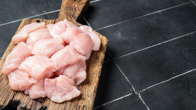 Tavuk satn alan birok insan, tavuu hemen tketmeyecekse genellikle dondurucuda muhafaza ediyor. Tketecei zaman ise dondurucudan kartarak buzdolabna yerletirebiliyor. te yandan hzlca zlmesini isteyen birok insan, scak suda bekletmeyi tercih edebiliyor. Ancak scak suda bekletilmesi, zararl olarak belirtiliyor.