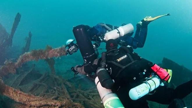 Su alt fotorafs Alex Dawson, "Su alt fotorafsym. 2024 ylnda dnyann en iyi su alt fotorafs seildim. Batklar grntlyorum. Gelibolu'da olmaktan ok mutluyum. Tarihi Alan da grmekten mutluluk duydum. u anda Ege'den Karadeniz'e uzanan boaz blgesinde davet edildim. Buradaki derinlerdeki tarihi batklar aratrmak ve grntlemek iin. lk dal az nce gerekletirdik ve ok gzeldi. Bu blgede ok nemli tarihi olaylar yaand. Bu batklara inildii zaman burada birok insann hayatn yitirdiini bilmek ok zc. Fakat batklar ok gzel ve bu projeyi hayata geirmeniz ok gzel. Btn insanlara bunu tantyor olmanz ve paylayor olmanz ok nemli. Dnyada ok az yerde Gelibolu'da olduu gibi tarihi alana dal yapabilirsiniz. ok sdan ok derine kadar birok tarihi batk gemi var. Bunlarn ou gerekten byk. Dnyann birok yerinden dalglar gelip Gelibolu'nun derinliklerindeki bu gzellikleri ve tarihi grebilirler. Bu blgedeki nmzdeki gnlerde daha birouna dal yapacaz fakat bu yeterli gelmeyecek bundan sonra da tekrar geleceime enimin. Dal srasnda yaptm ekimleri kendi sosyal medyamda paylaacam 350 binin zerinde takipimin olduu. Birok teknik dalgcn olduu gruplarda paylaacam. Bu blgedeki teknik dal potansiyelinin tm dnyaya anlatacam. Su altnda grlebilecek ok batk var. Ltfen bu blgenin tantm iin buraya gelin ve bize yardmc olun" dedi.