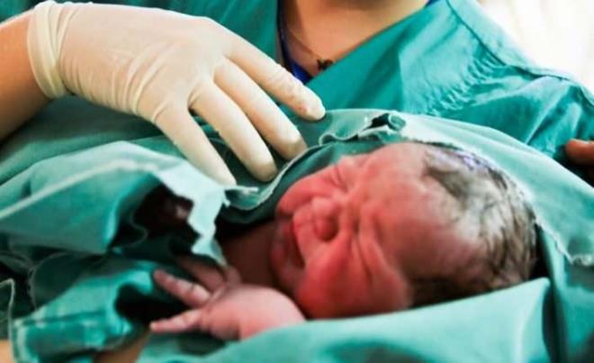 Hamile kadnn beyin lm gereklese de bebein yaamas iin byk bir mcadele veren doktorlar, fetsn gelimesini salamak iin  aydan uzun sre anneyi hayatta tuttu.