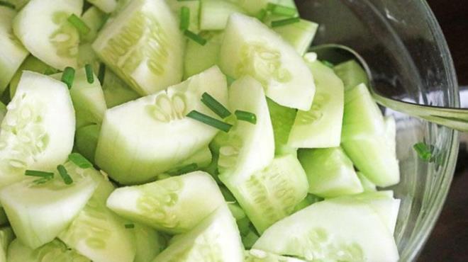 Salataln kalorisi birok yiyecek ile karlatrldnda neredeyse yok gibi. Ortalama byklkte bir salatalk, 12-16 kalori civarndadr. Su oran olduka bol olan bu sebzenin eker oran ok dktr. te vcuda etkileri.