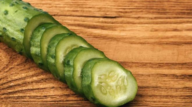 Ayrca a karnna salatalk tkettiinizde dileriniz iin faydal bir ey yapm olacaksnz. Salatalk, azdaki bakterilerle de savar ve az saln iyiletirebilir. Az kokusundan muzdaripseniz salata tketmeyi deneyebilirsiniz.