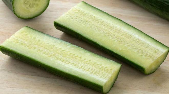 Salatalk stres seviyesini drmeye yardmc olabilir. B vitamini kompleksleri, magnezyum ve potasyum asndan zengin olan salatalk, sinir sisteminin dzgn almasn salayacaktr. A karnna tketildiinde, vcudun gnlk olarak stresle baa kma ihtimalini ykseltir.