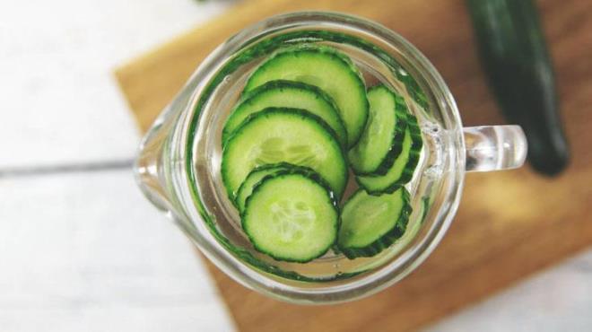 Bbrek sal iin faydal olan salatalk ieriindeki yksek su oran ve doal idrar sktrc zellii sayesinde bbreklerin daha iyi almasn salar. Bu durum, bbrek ta oluumunu nlemeye yardmc olabilir. Sabahlar a karnna salatalk yiyerek vcuttan fazla su ve toksinlerin atlmasn salayabilirsiniz.