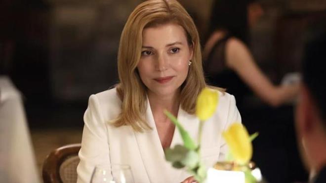 PRAYE EVLLK TEKLFN REDDETT<p>    Piraye nasl ayrlacan dnrken Cenk ona evlenme teklifi etti. Piraye'nin teklifi reddetmesi sonras Cenk ok zld. Piraye eve geer gemez telefonla Azem'i arayarak Cenk'le ayrldklarn belirtti. Zahir yalnz uyumaktan skldn syleyerek Dilber'in odasna geldi. Dilber tam Zahir'i vurmaya hazrlanrken Yldz ve Zerre kapy ald. Yldz annesinin rahatszland yalann syleyerek Dilber'in kurtulmasn salad.