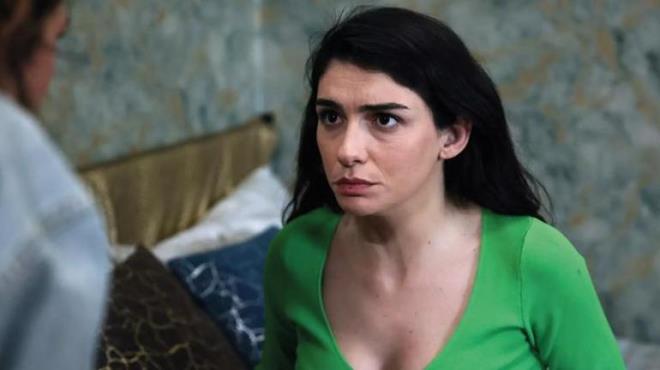 DLBER KRALIK KATL ARIYOR  <p>  Azem yine otele gelerek Nehir'le yzleeceini umarken karsna Mahun kt. Mahun, Nehir'i tanyp tanmadn sorunca Azem kznn huzuru kamasn diye tanmadn syledi. Cihan'la Elif kafede otururken Azem yanlarna geldi. Zahir'in i kurulmas iin Zerre'ye verdii parayla Dilber, kiralk katil tutma teklifinde bulundu. Zerre de, kiralk katil birisine fiyat sorduktan sonra Dilber ve Yldz'a durumu anlatt.