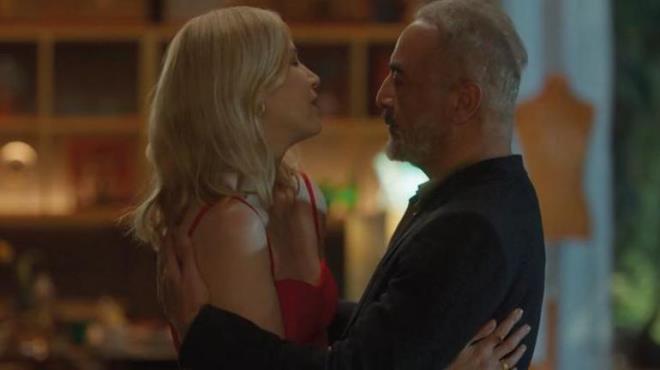 PRAYE OKE OLDU  <p>  Piraye, akam vakti Azem'e mesaj att. Azem de cevap verdikten sonra buluma karar aldlar. Piraye'nin ofr Azem'i almaya geldiinde gerek adn rendi. Piraye ok gzel bir elbiseyle Azem'i karlad. kili yaknlaaca esnada Azem bir yola kacaklarsa her eyin doru olmas gerektiini syleyerek biraz uzaklat. Azem kzndan sze girerken yanlarna Piraye'nin abisi Talip, kardei Tayfun ve Cenk geldi. Talip, Azem'le ilgili gerekleri sylerken Piraye oke oldu!