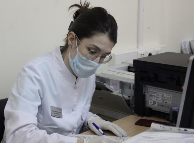 Salkta yeni dnem bugn itibariyle balyor. Yeni uygulamayla birlikte artk hastaneye gitmeden uzaktan muayene olunabilinecek. E-nabz zerinden yaplacak muayene sonras doktorlar da e-reete zerinden ila yazabilecek. Peki uzaktan muayene iin randevu nasl alnacak? te detaylar...