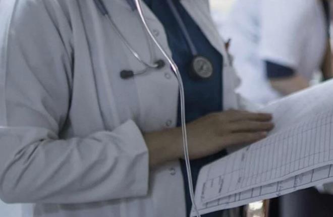 Salkta hastane ve doktorlarn ykn azaltmak iin yeni bir adm atld. Yeni dzenlemeyle birlikte zel hastaneler ve eitim hastaneleri hari devlet hastanelerinde vatandalar, e-nabz zerinden online bir ekilde muayene olabilecek.