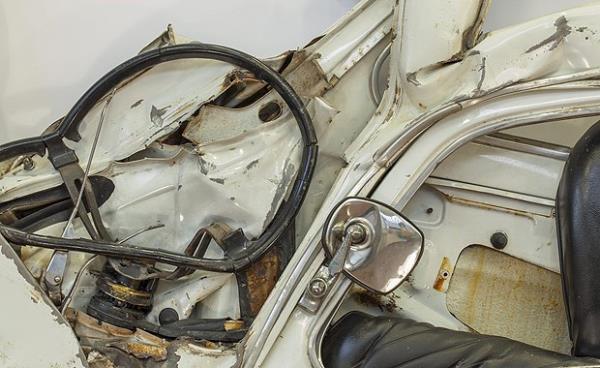 Fiat 500 modelinin kullanld sergide, aralar preslenerek tamamen ezildi.