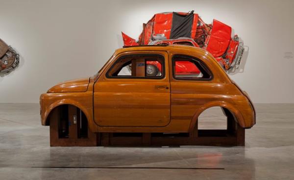 Eskiden defter arasna konulan ieklerin yllar sonra ald halden esinlenerek balad almasnda, gerek arabalar kullanmas serginin ilgi ekiciliini artrd.