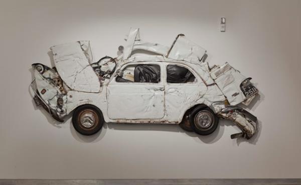 Eskiden defter arasna konulan ieklerin yllar sonra ald halden esinlenerek balad almasnda, gerek arabalar kullanmas serginin ilgi ekiciliini artrd.