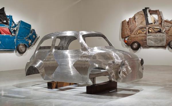 Byk paralar halinde sergi salonuna getirilen aralar, Tel-Aviv'de bulunan Holon Tasarm Mzesi'nde sanat severlerin beenisine sunuldu.