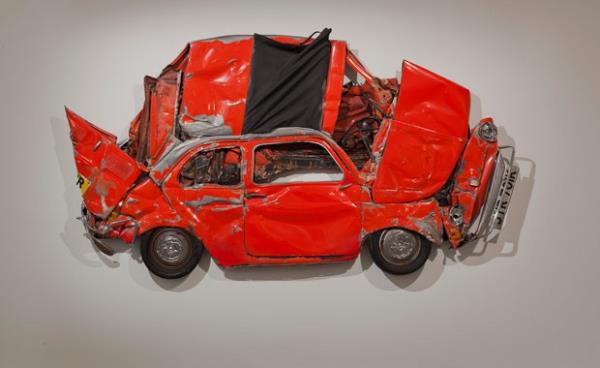 Eskiden defter arasna konulan ieklerin yllar sonra ald halden esinlenerek balad almasnda, gerek arabalar kullanmas serginin ilgi ekiciliini artrd.