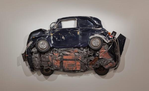 Eskiden defter arasna konulan ieklerin yllar sonra ald halden esinlenerek balad almasnda, gerek arabalar kullanmas serginin ilgi ekiciliini artrd.