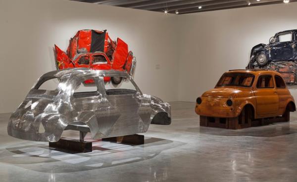 Eskiden defter arasna konulan ieklerin yllar sonra ald halden esinlenerek balad almasnda, gerek arabalar kullanmas serginin ilgi ekiciliini artrd.