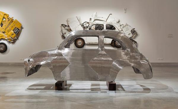 Eskiden defter arasna konulan ieklerin yllar sonra ald halden esinlenerek balad almasnda, gerek arabalar kullanmas serginin ilgi ekiciliini artrd.