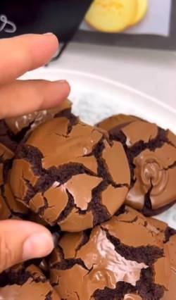 Hepsini yuvarladktan sonra erittiiniz ikolataya batrp 160 derece nceden stlm frna atabilirsiniz.