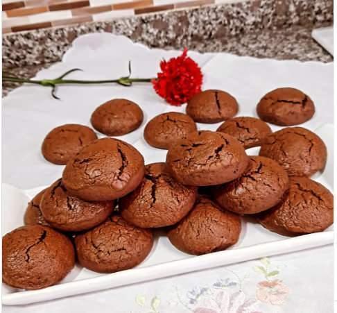 ikolatalar benmari usul bir tenceredeki scak suya oturtarak eritin.    Avu iinize ceviz byklnde bir para aln ve yuvarlayn.