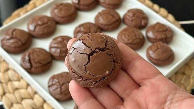 1 paket kabartma tozu  <br>  3 yemek ka kakao  <br>  2 su bardandan 2 parmak eksik un (Yine de kontroll ekleyin)