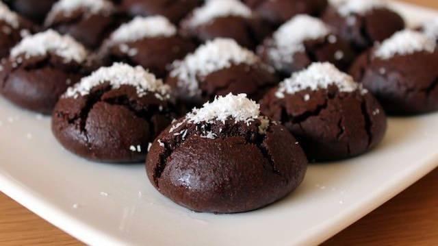 Un haricinde tm malzemeleri yourma kabna alarak bir gzel yourun.    Ardndan unu da ilave edin. Biraz kat bir hamur olacak.