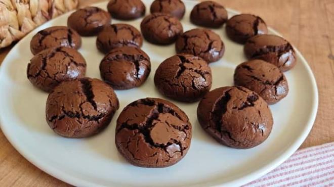 Grn adeta ikolata ryalarn andran son zamanlarn en trend tarifi saten kurabiyeyi sizlerin beenisine sunuyoruz. Yiyenlerin tek srkta mptelas olduu saten kurabiye nasl yaplr ve pf noktas ne diye merak ediyorsanz doru adrestesiniz. te detaylar...