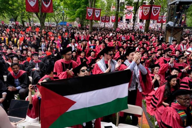 RENCLER TREN TERK ETT    Harvard niversitesi'nin daha nce Filistin'e destek protestolarnda yer alm 13 renciye diplomalarn vermeyeceini aklamas zerine binden fazla renci mezuniyet trenini "zgr Filistin" sloganlar eliinde terk etti.