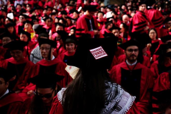 Harvard niversitesi ynetim kurulu, 13 kiiden her birinin protesto srasndaki davranlaryla niversitenin politikalarn ihlal ettiini iddia ediyor.