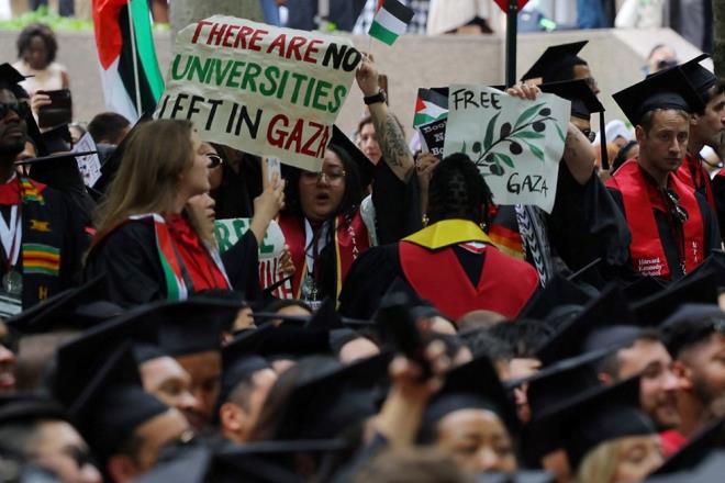 niversite bnyesindeki Filistin protestolarna katlan renciler Gazze'de atekes salanmas ve Harvard'n sava destekleyen irketlerden ekilmesi arsnda bulunmutu.