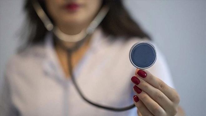 SALGINLA BALADI, 2022'DE YNETMELK YAYINLANDI    Koronavirs salgn dneminde karantinadaki hastalar iin uzaktan muayene yaplabiliryordu.    Salk Bakanl, 2022 ylnda konuyla ilgili ynetmelik yaymlad. Uzaktan Salk Hizmetinin Sunulmasna Dair Ynetmelik, ubat 2022?de yrrle girmiti.    SGK ise geen ay Salk Uygulama Teblii?nde deiiklik yaparak, uzaktan hasta deerlendirmeye ynelik salk hizmetlerinin bedellerini karlama karar ald.