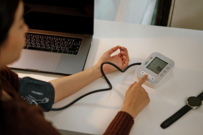 REETE VE RAPOR YAZILABLECEK    Uzaktan muayeneyi uzman doktorlar gerekletirecek. SGK, hastann ayn hastaneye (acil servise bavurular hari) ayn uzmanlk dal iin on gn iinde yaplacak yeni uzaktan muayene bedellerini karlamayacak.    Doktorlar, muayene sonrasnda tedaviye ynelik e-reete ile ila yazabilecek. Uzaktan muayenede yazlan ilalar SGK ile anlamal eczanelerden alnabilecek. Doktor, hasta iin e-rapor da dzenleyebilecek.