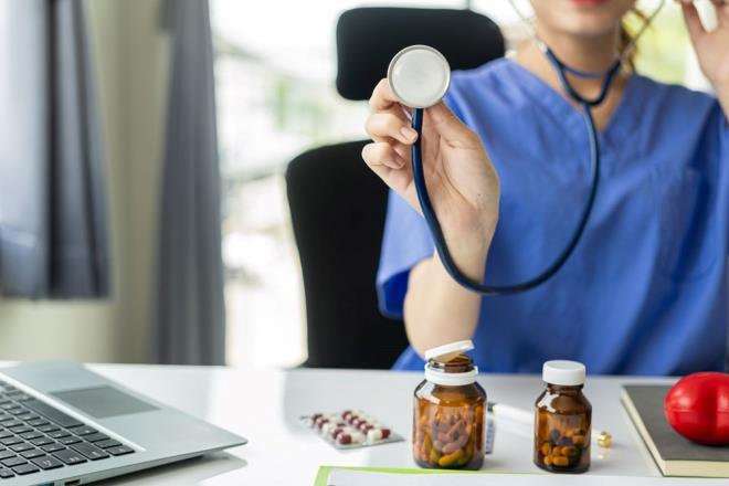 HANG HASTANELER KAPSAMDA?    Uzaktan muayene, Salk Bakanl'na bal ikinci ve nc basamak salk hizmeti kurulularnca verilecek. kinci basamak hastaneler, eitim ve aratrma hastanesi olmayan devlet hastaneleri ve dal hastaneleri ile bu hastanelere bal semt poliklinikleri (TIP merkezleri), entegre ile hastanelerinden oluuyor. nc basamak ise eitim ve aratrma hastanelerinden oluuyor. Tm ehir hastaneleri nc basamakta bulunuyor.