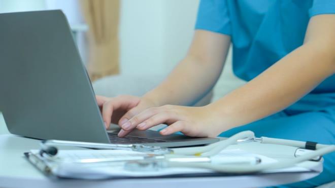 HTYA HALNDE HASTANEYE GDLECEK    Uzaktan salk hizmeti sadece gerekli biliim teknoloji altyapsna sahip, bakanlka izinli hastanelerde sunulabilecek. Salk hizmeti talep eden kii, uzaktan salk hizmetinin elverdii lde muayene edilecek.    Doktorun, hastalardan bir hastaneye giderek yz yze muayene olmasn nerebilecek.    Giyilebilir teknolojiler ve dier tbbi cihazlar ile salk hizmeti talep eden kiinin salk verileri llebilecek ve takip edilebilecek.