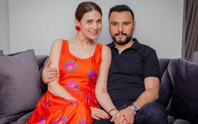 Zamannda Alian'n birtakm maoluk aklamalar gndeme bomba gibi dyordu. nl arkc, o dnemde reyting iin kendisine byle konumalar yaptrldn itiraf etti.