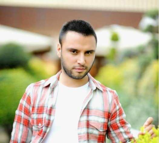 RUHSAL SORUN YAARSIN    nl arkc, "Sanat gizemli olacak derlerdi. Artk yle deil. Ben halkn iindeyim markete girip kyorum. aryorlar beni grnce. Niye kendimizi kilitleyelim ki. Byle yapanlardan da sonra ruhsal problemler kyor ve yalnzlk oluyor. Bunlardan biri de Serdar Orta. ok severim kendisini. Kendini farkl yerde grrsen, her ey ayama gelecek ben sadece sahneye karm dersen maalesef ruhsal bir probleme girersin." eklinde konutu.