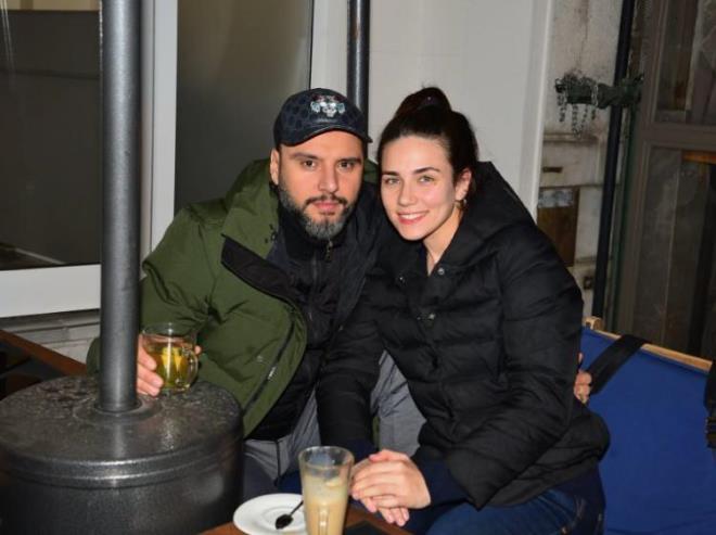 Alian, "Eskiden erkek sanat mao olmak zorundayd. Dediim dedik olacak, eine karacak falan. O dnem bana ne syleyeceim syleniyordu. O dnem o tutuyordu. Deitiim anlamna gelmiyor bu. Kendi yapmla verdiim cevap deildi. Hi yle bir adam olmadm. Evlenince de zaten olamyorsun. Kz ocuk da ok etkiliyor. Kz ok farkl. Burak annesiyle gittii zaman ben de Eliz'le zaman geiriyorum. Makyaj yapmasna izin veriyorum. ocuk olduktan sonra her ey deiiyor." eklinde konutu.