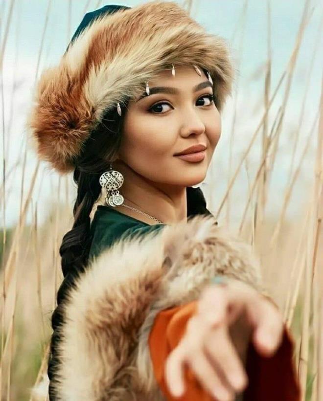 TRK IRKININ FZKSEL ZELLKLER    Ak ten rengine sahiplerdir. Dz veya dalgal salar belirgin zelliidir. Dz burunlara sahiptirler. ok ince ya da ok kaln olmayan dudaklar vardr.