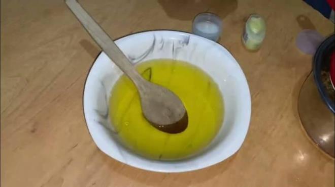 KUYRUK YAINI DZE SARMAK NE E YARAR?    Asrlar nce bn-i Sina?nn uygulad kuyruk ya yntemi, eritilip aryan dize srldkten sonra bandaj ile sarlyor.