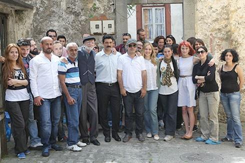 Kayhan Yldzolu, Oktay Grsoy, Duygu Yldz, Alma Terzic, Tevfik Erman Kutlu`nun izleyici karsna kaca filmde, 1900`l yllarn balarnda Trabzon-Gmhane snrna yakn bir yerleim alan olan Santa`dan Yalta`ya ta ustas olarak giden Yakup Usta`nn torunu Olga`nn, almak iin 1997`de Trabzon`a gitmesi ve sonrasnda gelien olaylar ele alnyor.