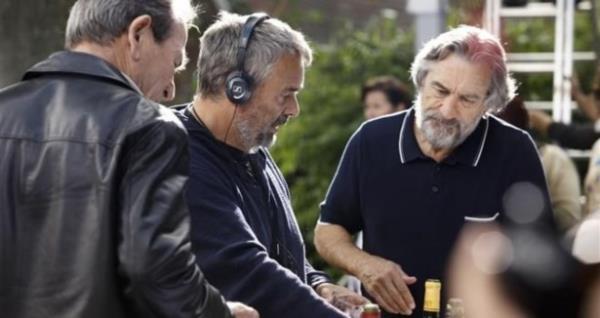 Amerikan ve Fransz ortak yapm filmde, The Manzoni ailesinin dier aileler tarafndan lm tehditleri aldktan sonra koruma programna katlmalar ve Fransa`ya yerletirilmeleri anlatlyor.