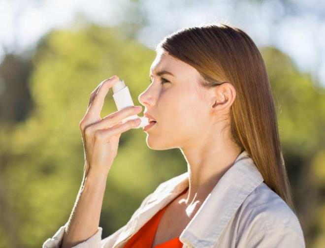 LALAR ZARARLI MIDIR?  <br>  Astm tedavisinde kullanlan en nemli ila kortizondur. Nefes yoluyla alnan kortizonlu spreylerin tm vcudu etkilemesi ve kilo alm, itah art ya da kemik erimesi gibi yan etkileri grlebilir.