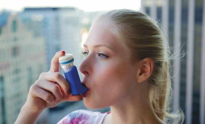 Astm belirtileri ile kendini hissettiren bir hastalktr. Astm hastalar ataklar arasnda genellikle rahat olur. Astmn tetiklendii durumlarda bronlarda dem ve salg art olur.         Buna bal ksrk, nefes darl ve gs ars ortaya kar. ikayetler gece veya sabaha kar iddetlenir.