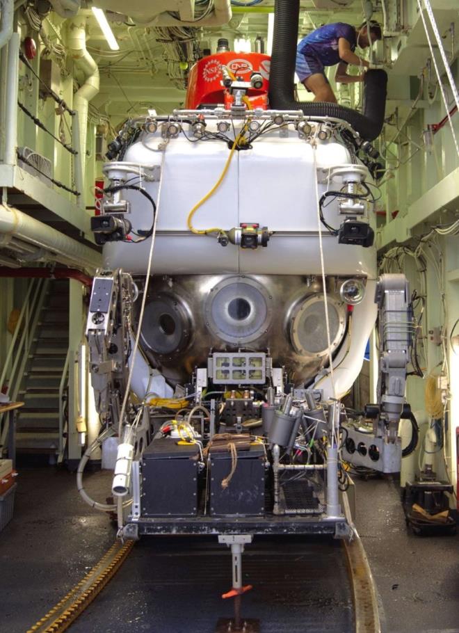 Denizalt reten bir irket olan Triton'un yeni bir denizalts, gayrimenkul yatrmcs Larry Connor ve irketin CEO'sunu ikonik Titanik enkazn ziyaret etmek iin okyanusun derinliklerine gtrecek.