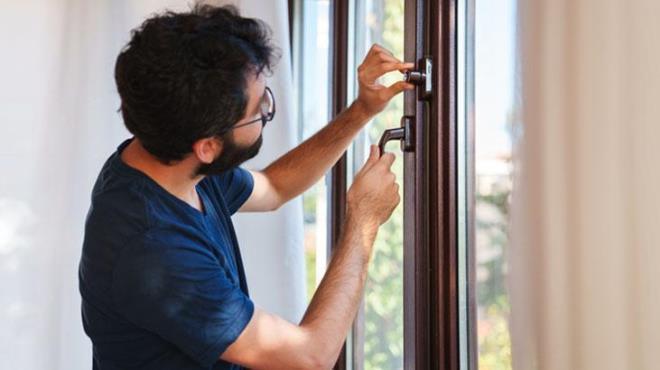 Pencerelerinizi mevsimine gre ayarlayabildiinizi biliyor muydunuz? Yaz aylarnda evinizin daha serin olmasn salarken kn tam koruma oluturabilirsiniz. Bunun iin pencerenin etrafna daha ok dikkat etmek gerekiyor.