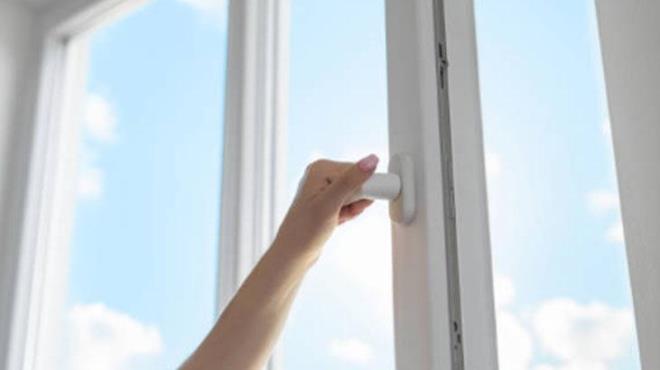 Hava durumuna gre deitirebileceiniz bu ayar doru yaptnzdan emin olmak iin pencerenin pervazla birletii ksma ince bir ey koyarak skln test edebilirsiniz. Koyduunuz eyi ekmeyi denediinizde pencerenin gevek veya sk olduunu anlayabilirsiniz.