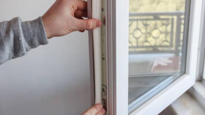 Pencerenizdeki ayarlar mevsimine gre deitirerek evinizde rahatlk salayabilirsiniz. Yaz aylarna getiimiz bu dnemde pencere ayarn doru yaptnzda eviniz daha ferah olacaktr. Pencereler ak kalmad halde evinizin havalanmasn salayacaksnz.