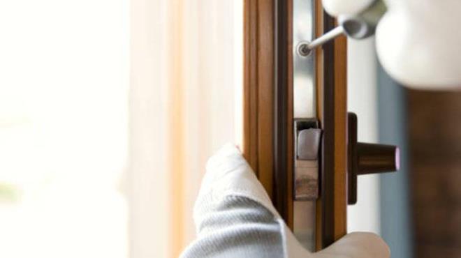 Mevsime gre deitirmek istediiniz pencere ayarn yaparken zorlanmak zorunda deilsiniz. Bunun iin bir alyan anahtar veya tornavida kullanabilirsiniz. Bu sayede yaz, k demeden daha rahat olacaksnz.