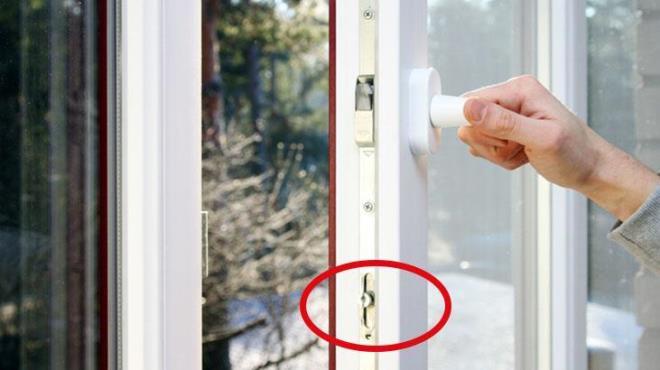 Pimapenlerin i tarafnda kk ve yuvarlak ekillerde olan, kilide benzeyen bir mekanizma bulunuyor.  ksmda olduu iin birok kii, varlndan bile haberdar olmuyor. Ancak dikkat ekmeyen bu detayn ilevi olduka byk.