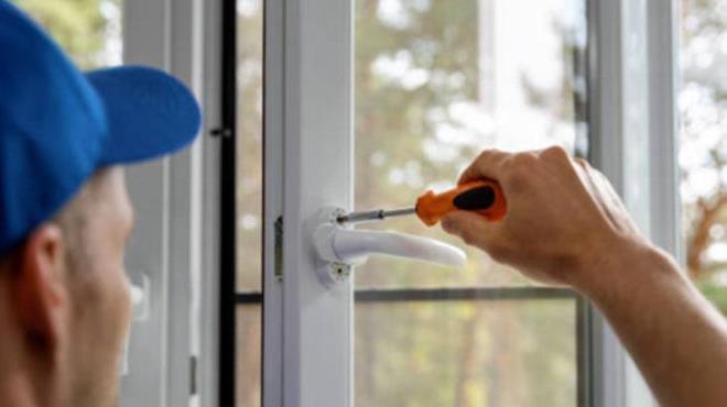 Pencere ayarlarn deitirmek iin kenarndaki yuvarlak yapy bulmalsnz. Yuvarlan stndeki izgi sola doru dnkse lastii fazla sk ve hava girii az demektir. Ancak tam tersi ise ieri daha kolay hava girii salanr.