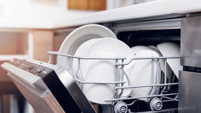 Eer beyaz sirke kokusunu tercih etmiyorsanz sirkeye daha ho kokmasn salayacak esansiyel ya ekleyebilirsiniz. Beyaz sirkeye lavanta, portakal, limon ve nane gibi kokular yakabilir ve mutfan ho kokmasn salayabilir.