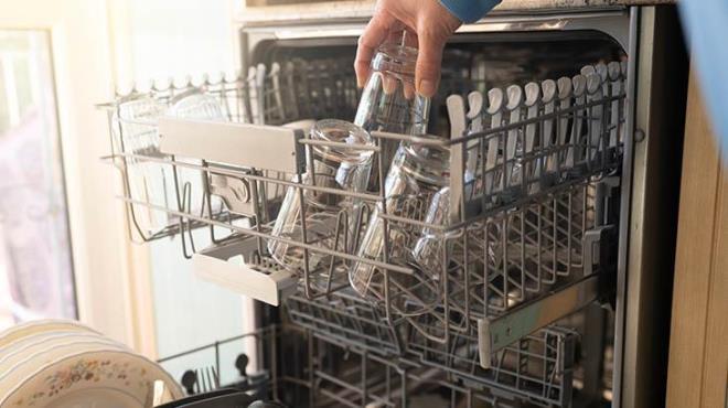 Ardndan bir cam kase veya bardaa beyaz sirke doldurun ve st rafa yerletirin. Yerletirirken zorlanabilirsiniz bu sebeple bardaklar koyduunuz trnaklarn arasna iyice sktrabilirsiniz.